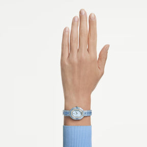 Swarovski Matrix -rannekello ranteessa, hopeanvärinen teräskuori ja ranneke, sinisiä ja kirkkaita kristalleja sekä vaalea kellotaulu