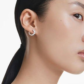 Swarovski Matrix rengaskorvakorut, vaalea metalli kirkkailla kristalleilla ja valkoisella helmellä 5692260