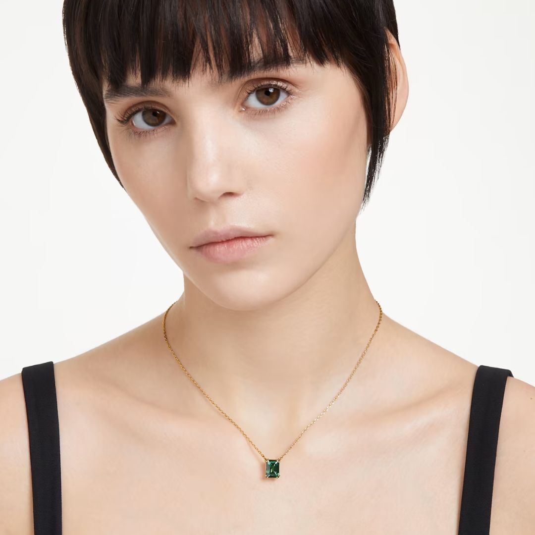 SWAROVSKI Matrix ペンダント　グリーン Swarovski Matrix Pendant, Gold-Tone Plated and Green Crystal 5677141