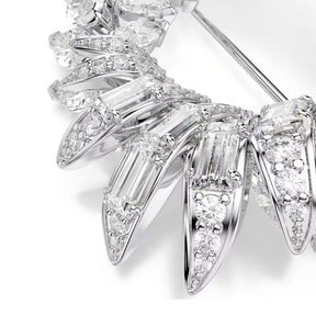 Swarovski-rintakorun lähikuva, vaalea metalli ja näyttävät kirkkaat zirkonit eri hionnoilla koristeltuina.