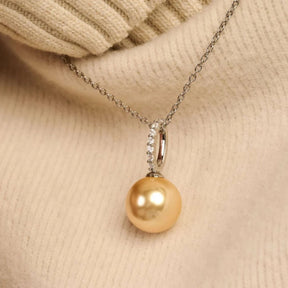 Ti Sento hopeinen kaulakoru, jossa samppanjanvärinen helmiäisriipus ja zirkoneilla koristeltu lenkki