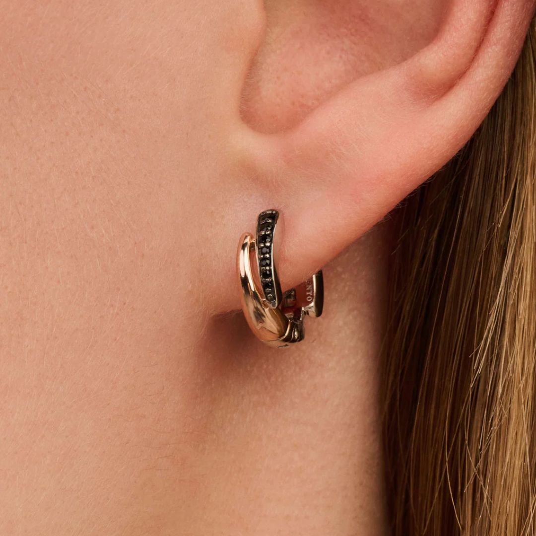 TI SENTO Layered rengaskorvakorut, rosekullattua hopeaa ja mustat zirkonit, 78052BR