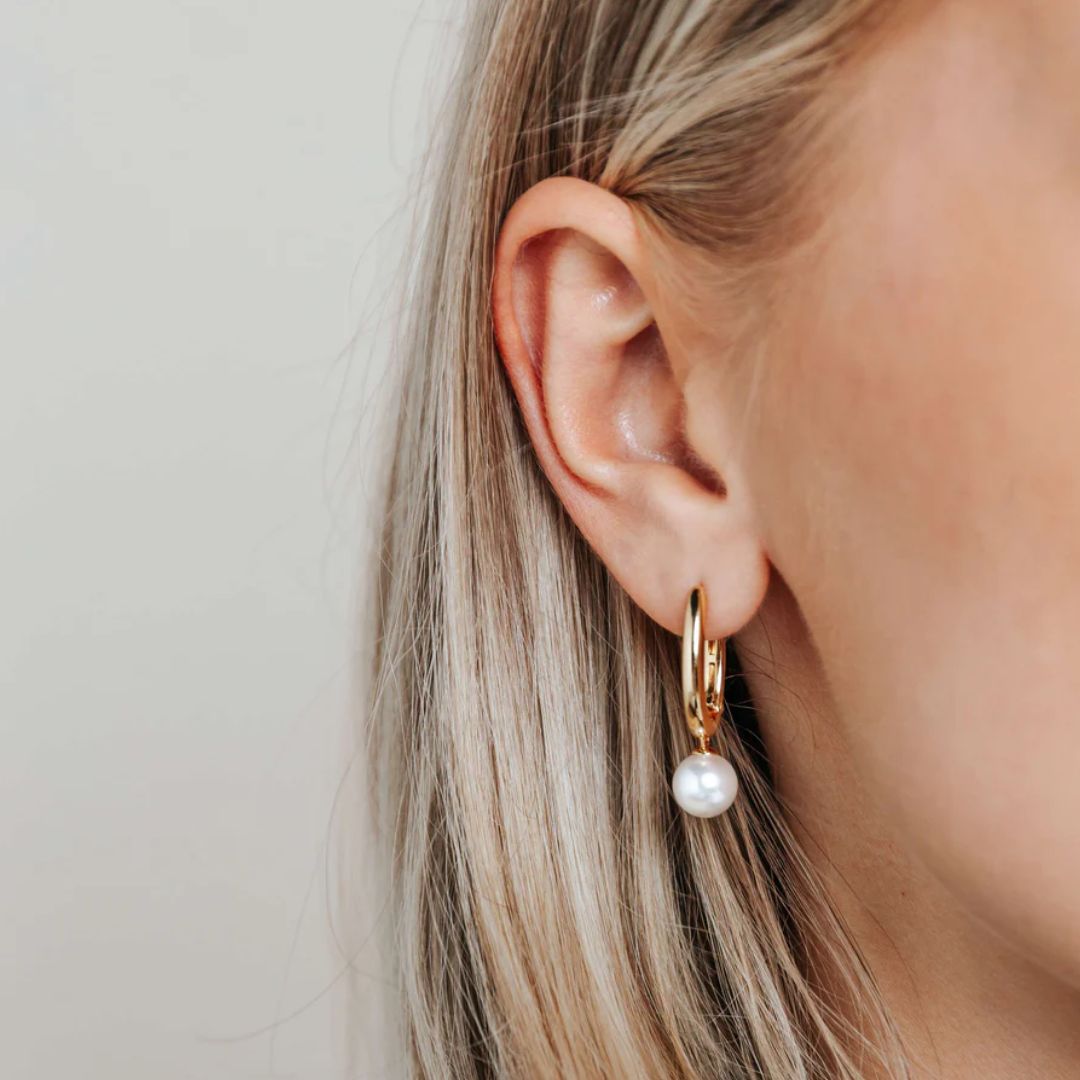 TI SENTO korvakorut, keltakullattua hopeaa ja valkoiset helmet, 78043YP