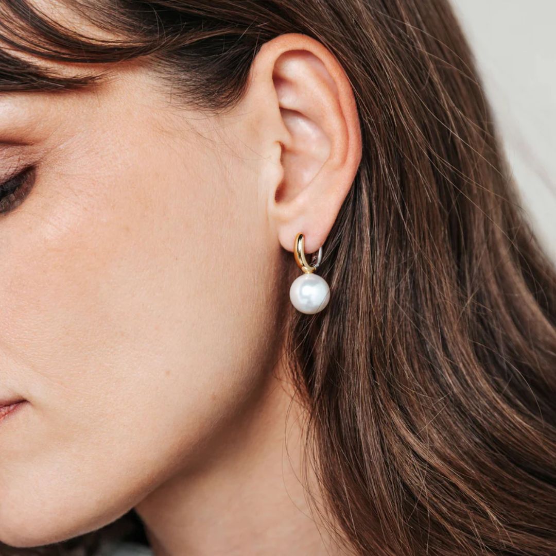 TI SENTO korvakorut, keltakullattua hopeaa ja valkoiset helmet, 78044YP