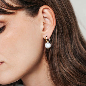 TI SENTO korvakorut, keltakullattua hopeaa ja valkoiset helmet, 78044YP