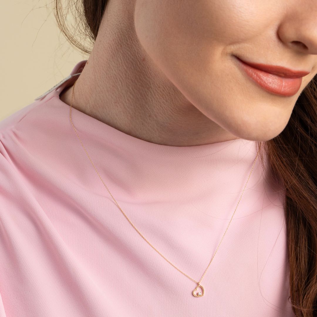 Vittoria kaulakoru timantilla, keltakultaa