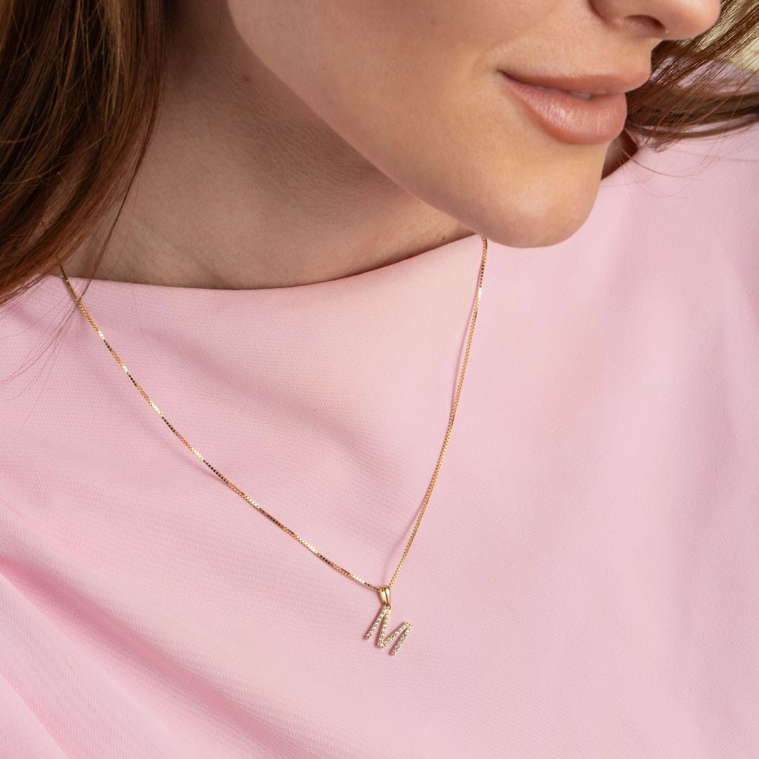 Vittoria kirjainriipukset A-V zirkoneilla, keltakultaa