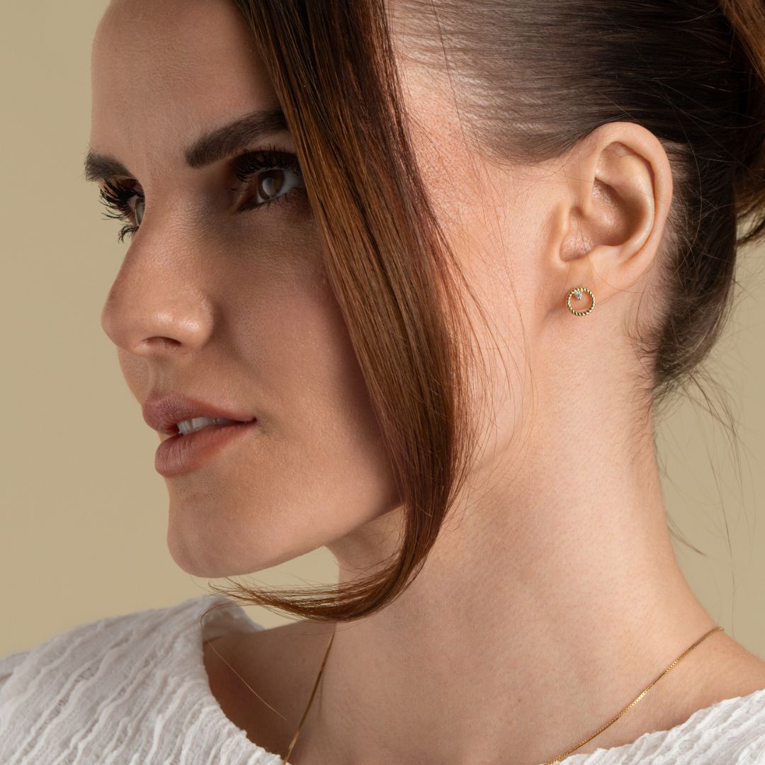 Vittoria korvakorut zirkoneilla, keltakultaa